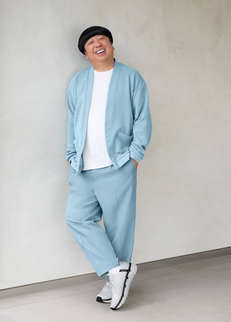 バナナマン日村がスケッチャーズ人気モデルをスッと履く新CM - お笑い  