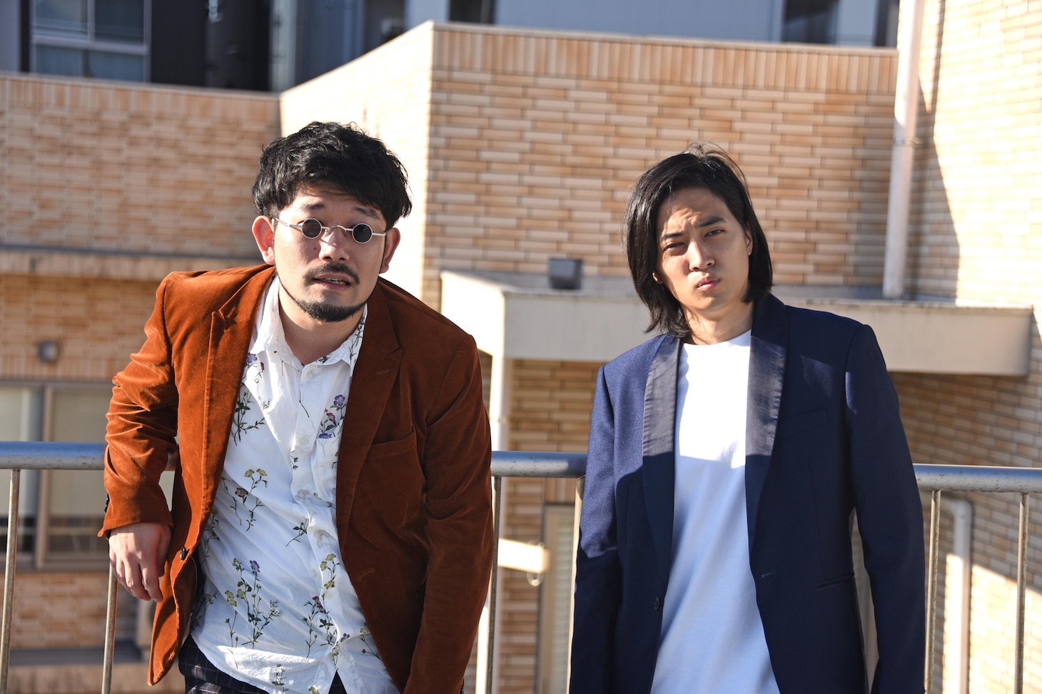 キャプテンバイソン。左から高野哲郎、西田涼。