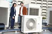 キャプテンバイソン。左から西田涼、高野哲郎。