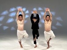 ダイアンとMCの片岡鶴太郎（中央）。