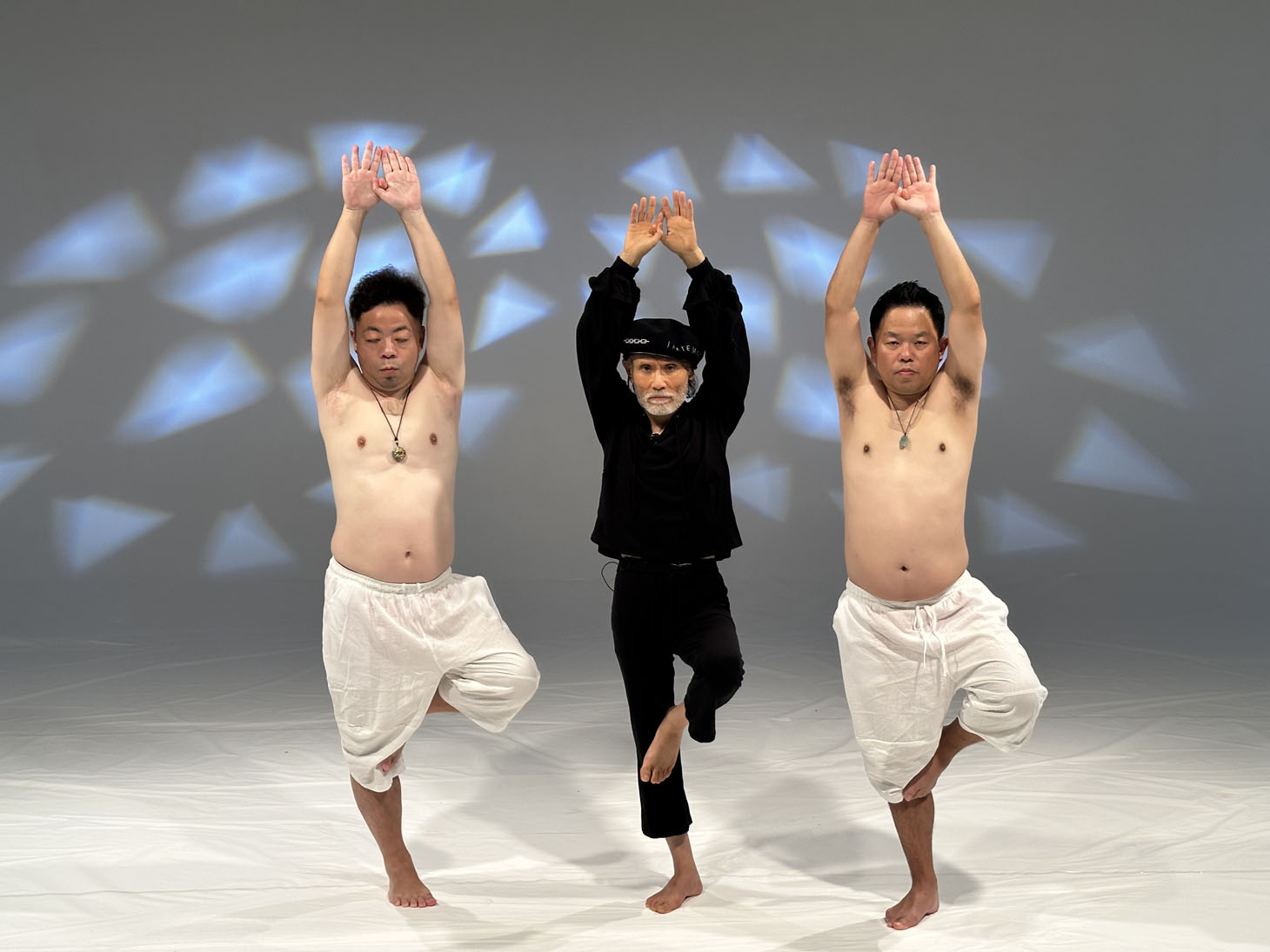 ダイアンと片岡鶴太郎（中央）。