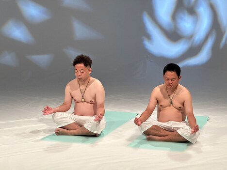 ヨガに挑戦するダイアン。「なんで俺ら裸なんすか？」と疑問が湧いてくる。