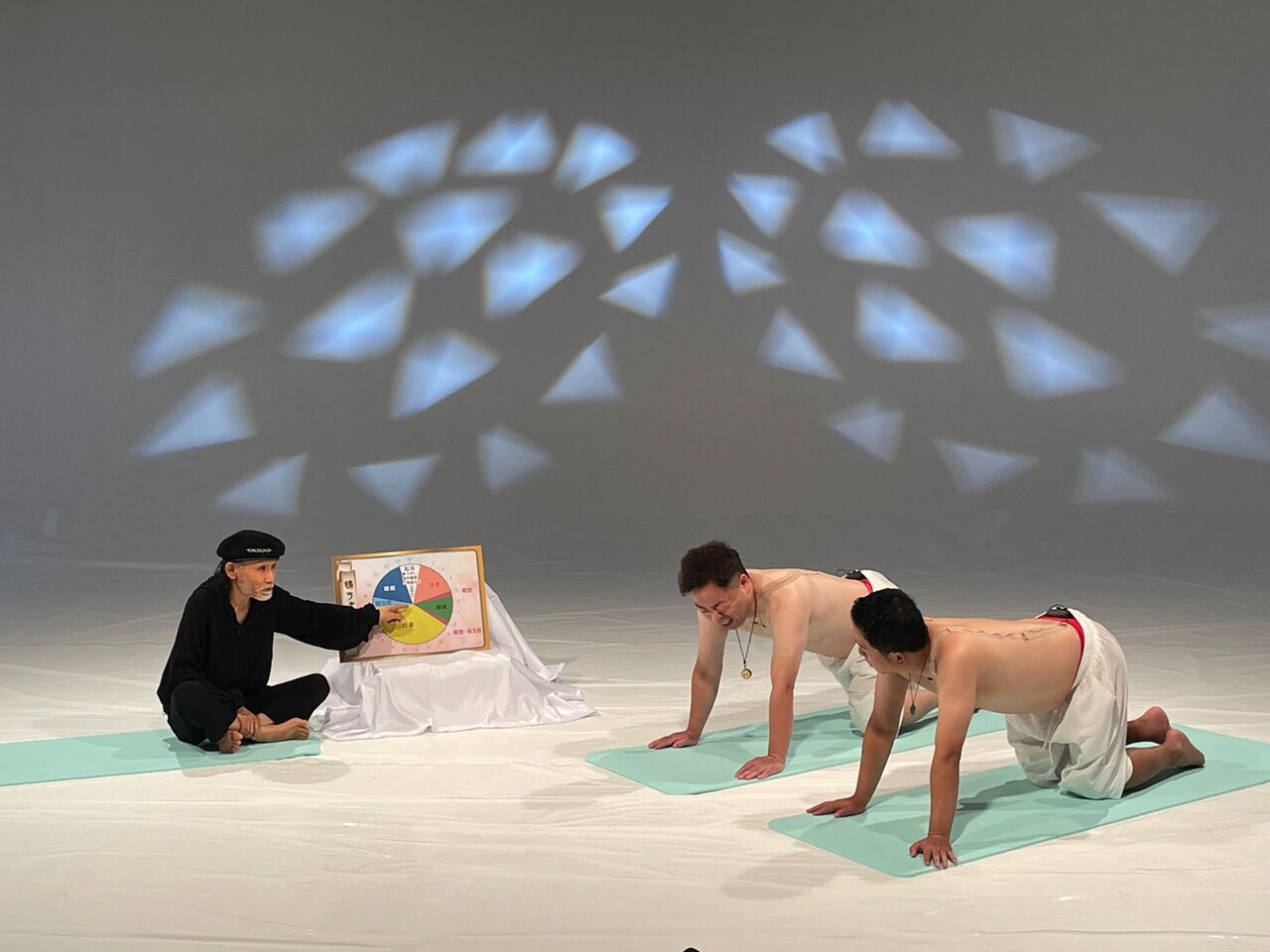 ゴイゴイスーと片岡鶴太郎のヨガが奇跡の融合 - お笑いナタリー