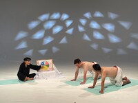 ヨガの魅力を伝授してもらうダイアン。