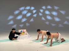 ヨガの魅力を伝授してもらうダイアン。