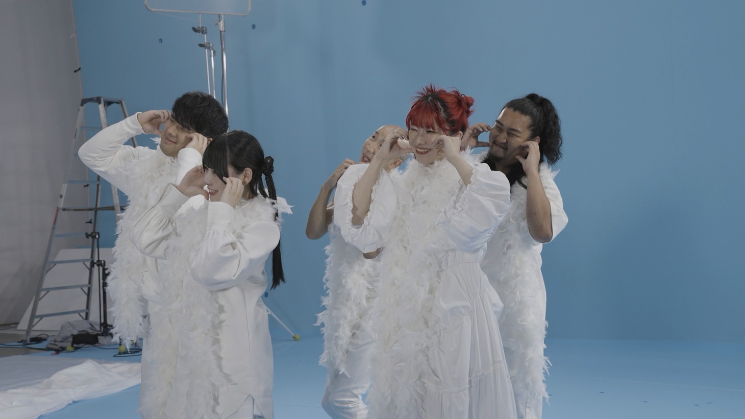 Web動画「#ラインモの大クセ到来ンモ」撮影中の様子。