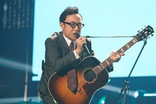 「半沢直樹」の三木のスーツを着て歌う東京03角田。(c)テレビ東京