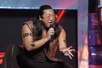 「ゴッドタン マジ歌ライブ2023～マジオールスター歌謡祭～」より、ロバート秋山。日本中を騒がせた事件にまつわるタトゥーを入れている。(c)テレビ東京