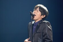 誰かっぽく歌うバカリズム。(c)テレビ東京