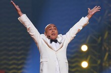 元気に踊る錦鯉・長谷川。(c)テレビ東京