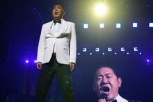 錦鯉・渡辺のコーラスを務める錦鯉・長谷川。(c)テレビ東京