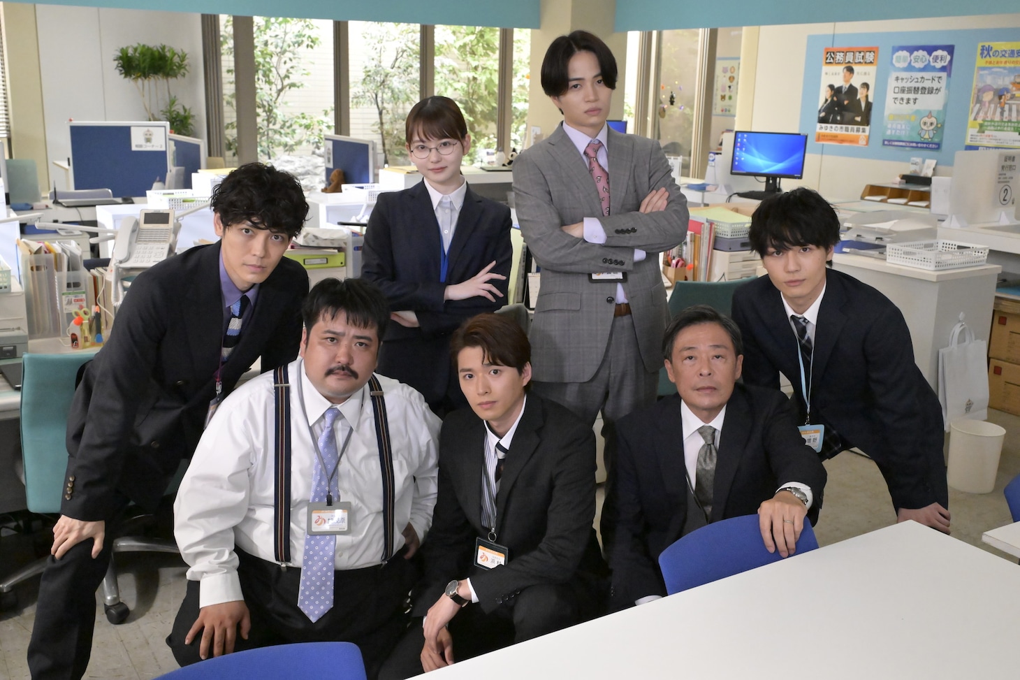 ドラマ「ゼイチョー～ 『払えない』にはワケがある～」に出演する空気階段・鈴木もぐら（左手前）らキャスト陣。(c)日本テレビ
