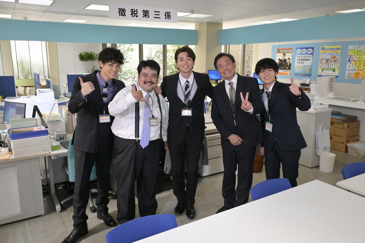 空気階段・鈴木もぐら（左から2人目）(c)日本テレビ