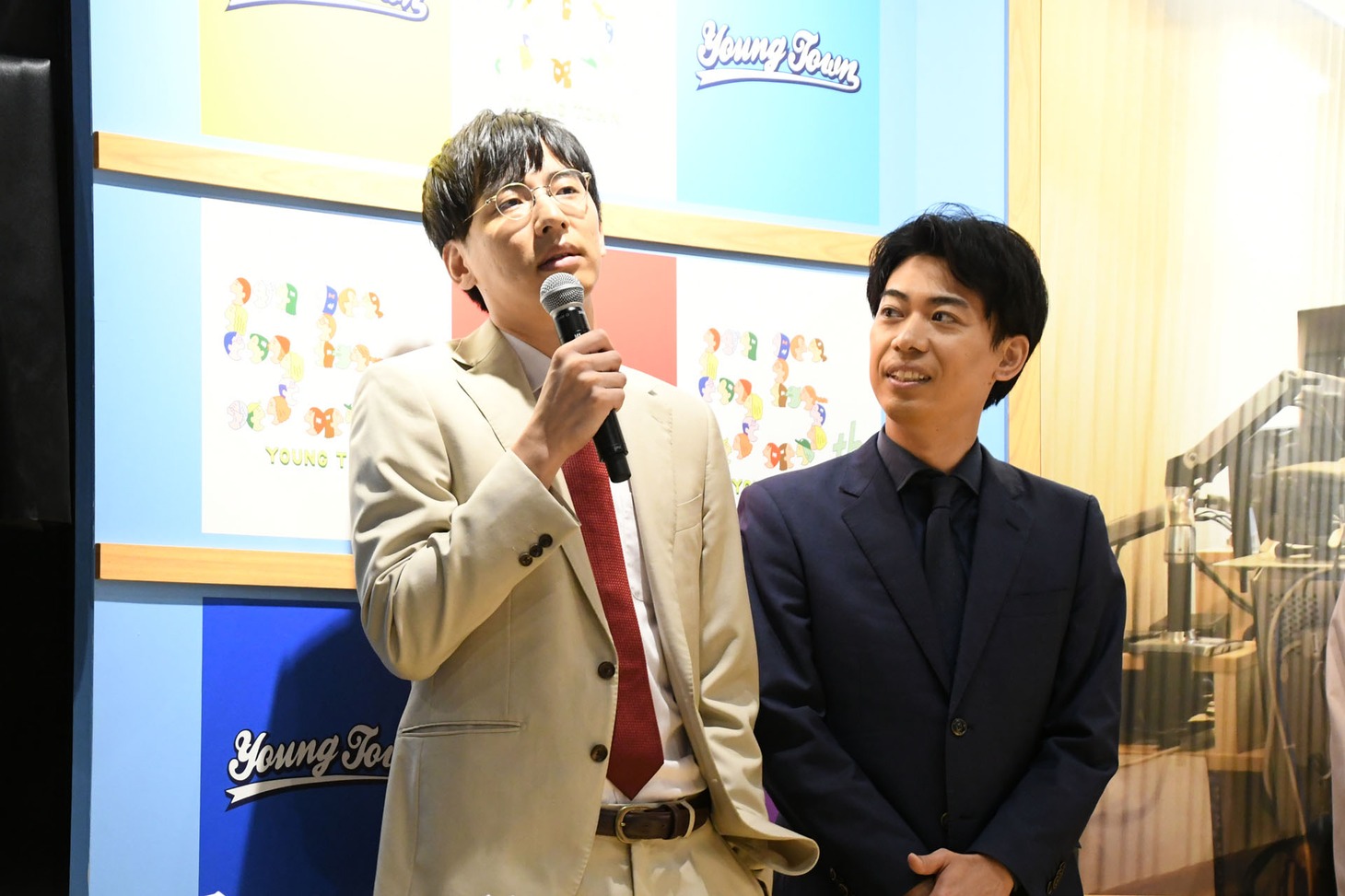 ポケットに手を入れてカッコつけながら「うれしいです！ 光栄です！」と無邪気にコメントしたカベポスター永見（左）。