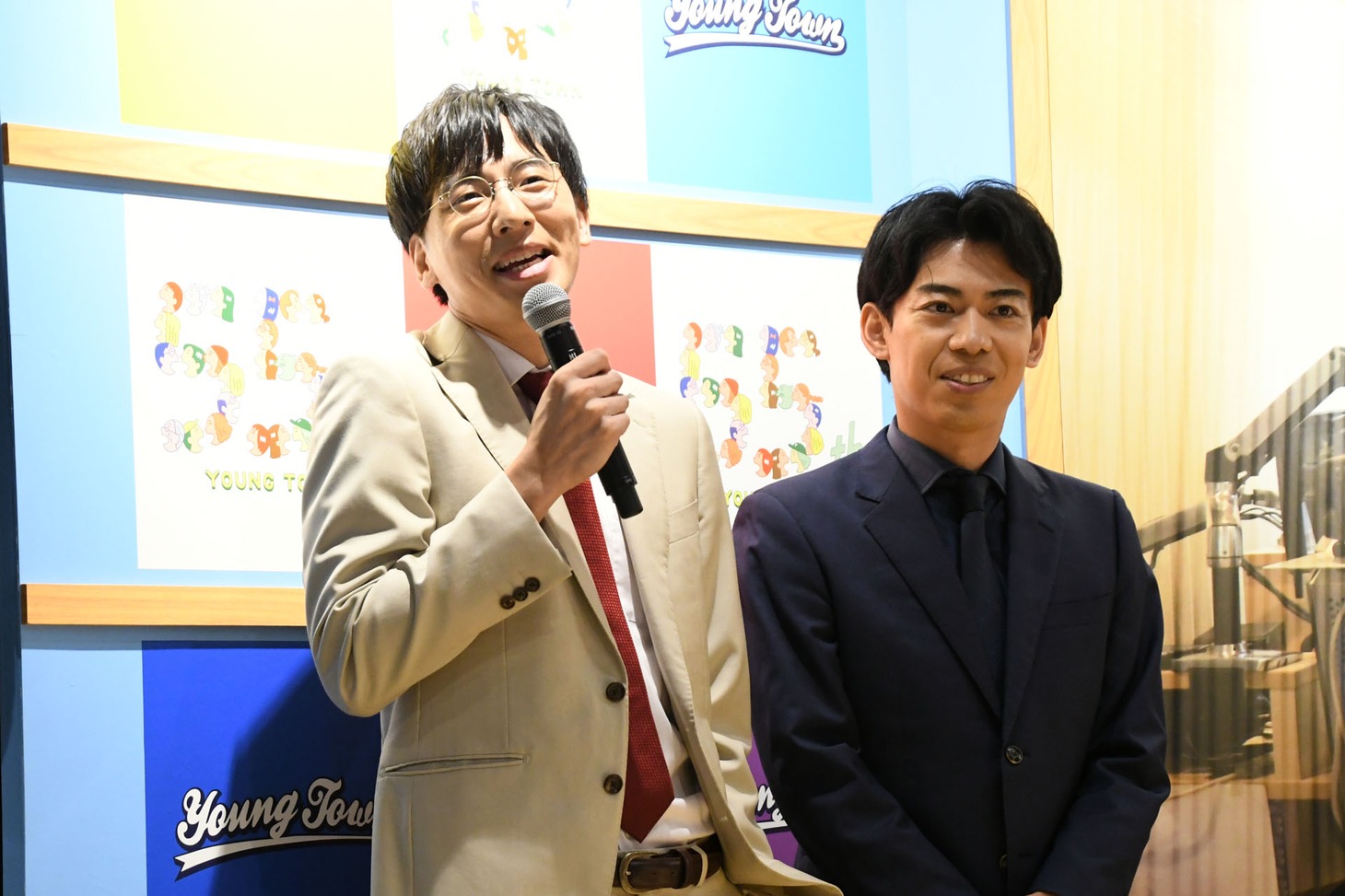 ポケットに手を入れてカッコつけたかと思えば、「うれしいです！ 光栄です！」と無邪気にコメントしたカベポスター永見（左）。