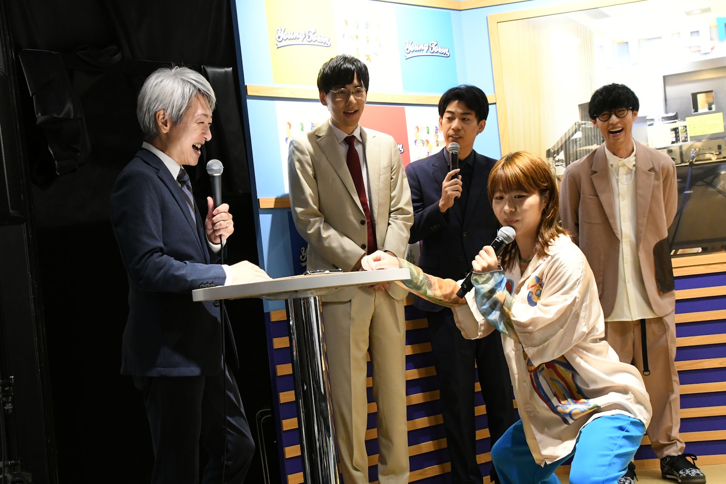 グラビアアイドルっぽいポーズを取るAマッソマッソ加納。