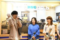 かわいい対決に参加するオーイシマサヨシ（左）。