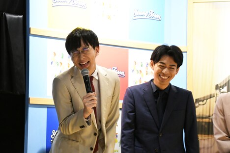 Aマッソ加納がお気に入りの「大声コンテスト」のネタ風に意気込みを語るカベポスター永見（左）。