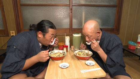 左からロバート秋山、バイきんぐ小峠。(c)TOSテレビ大分