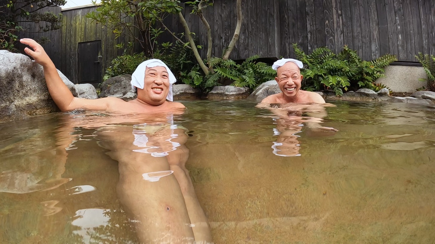 左からロバート秋山、バイきんぐ小峠。(c)TOSテレビ大分