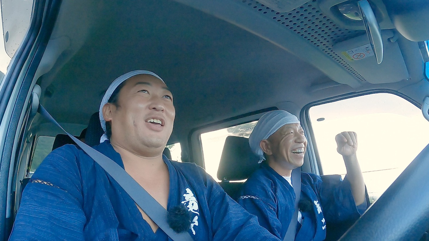 左からロバート秋山、バイきんぐ小峠。(c)TOSテレビ大分