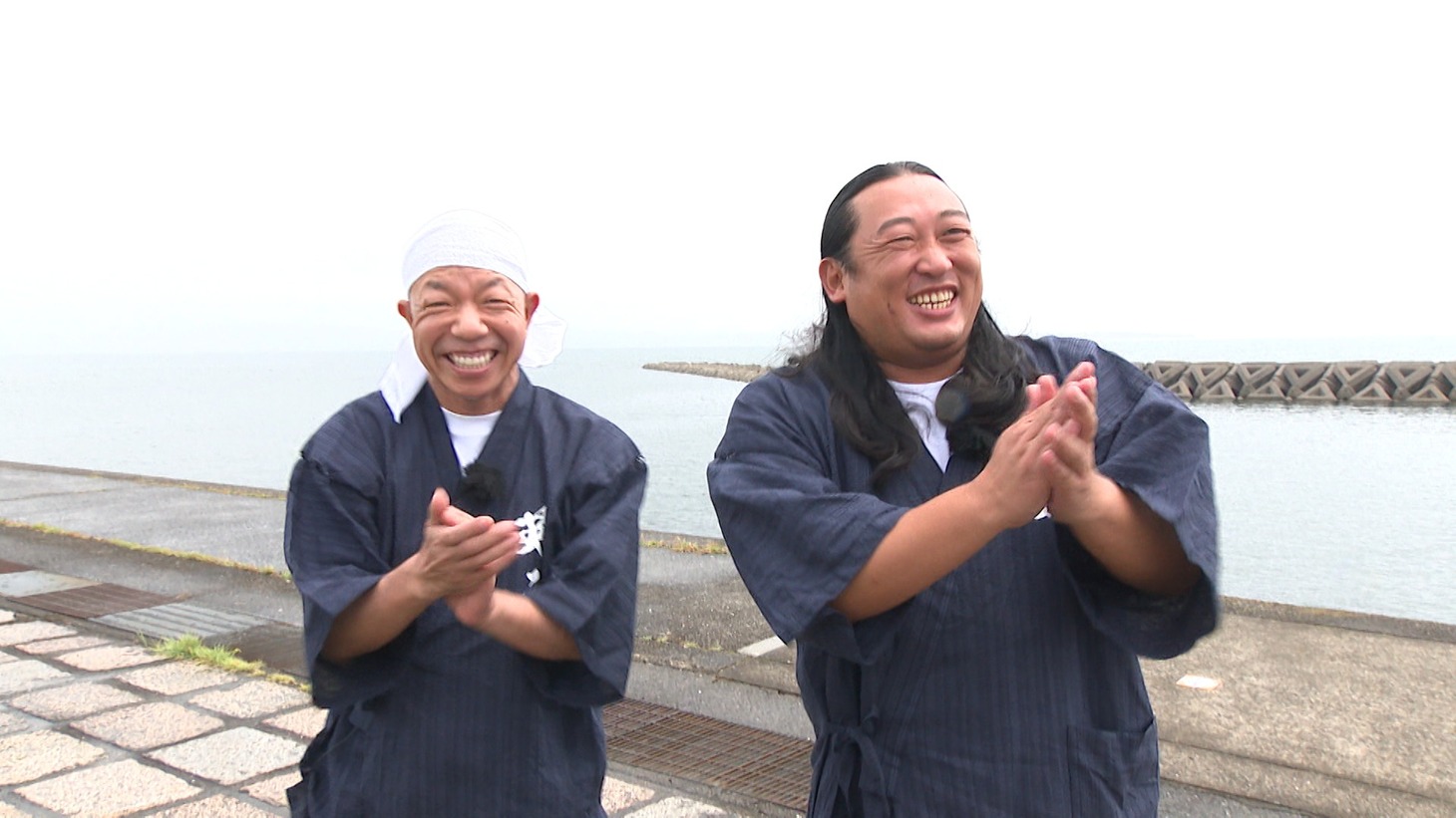 左からバイきんぐ小峠、ロバート秋山。(c)TOSテレビ大分