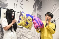 「浦安鉄筋くだらね～展」のグッズを紹介するランジャタイ。