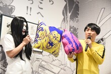「浦安鉄筋くだらね～展」のグッズを紹介するランジャタイ。