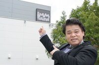 「IMM THEATER」のロゴをお披露目するジミー大西。