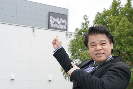 「IMM THEATER」のロゴをお披露目するジミー大西。