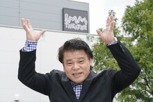 「IMM THEATER」のロゴをお披露目するジミー大西。