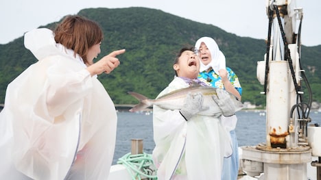 カンパチ釣りに挑戦する森三中。(c)KYT