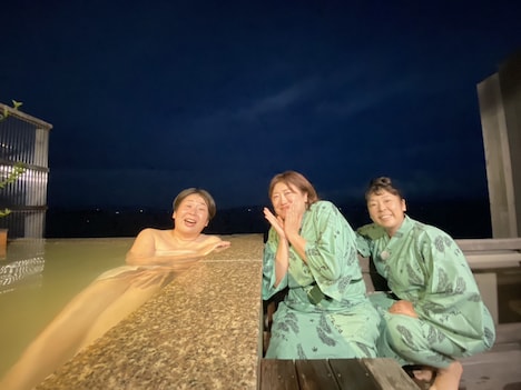 温泉旅館で癒やされる森三中。(c)KYT