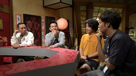 アプリ「FC相席食堂」の「ディレクター反省会」のワンシーン。(c)ABCテレビ