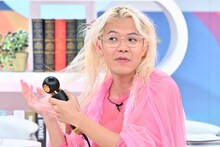 人気のドライヤーを使い、自分の髪が何分で乾くのか確かめるZAZY。(c)TBS