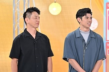 左から、保阪尚希、小島よしお。(c)TBS