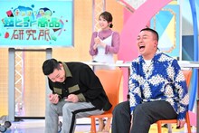 チョコレートプラネットと佐々木舞音アナ（後方）。(c)TBS