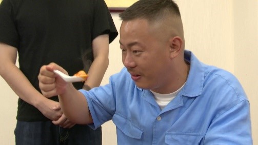 「ザ・マミィ酒井のストレス発散辛味ツアー」のワンシーン。