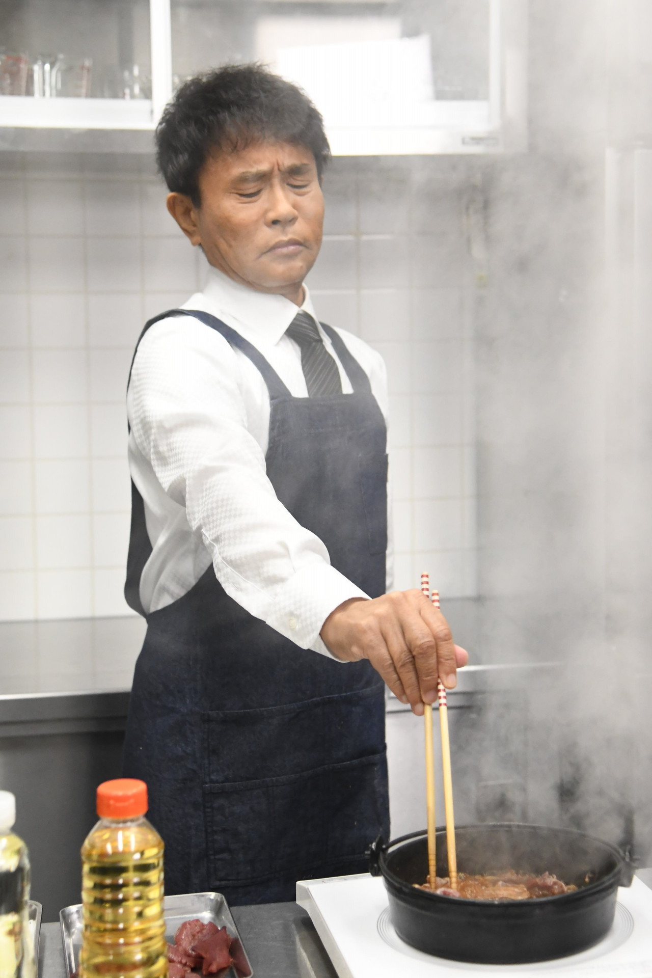 「芸能人格付けチェック 秋の3時間スペシャル」ですき焼きを調理する浜田雅功。(c)ABCテレビ