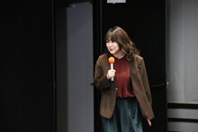 会見場に登場する紅しょうが稲田。