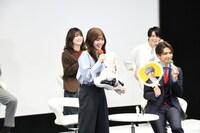 主人公・瞳の部屋に飾ってある推しアイテムを紹介する鈴木愛理。