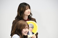 斗真のうちわを大事そうに持つ紅しょうが稲田。