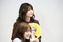 斗真のうちわを大事そうに持つ紅しょうが稲田。