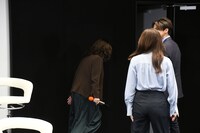 退場する紅しょうが稲田。