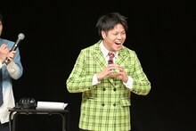 自身のギャグ「あでしゃ（ありがとう、出会いに、感謝）」を披露するコンピューター宇宙・はっしーはっぴー。