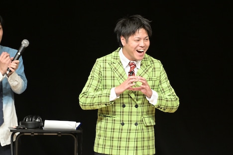 自身のギャグ「あでしゃ(ありがとう、出会いに、感謝)」を披露するコンピューター宇宙・はっしーはっぴー。