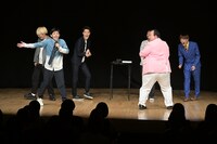 「ツッコミメリーゴーランド」の様子。