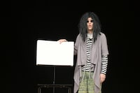 ピンネタを披露した霜降り明星・粗品。