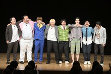 「真空ジェシカのイベン父ちゃん・東」のエンディングで肩を組む（左から）ママタルト、サツマカワRPG、真空ジェシカ・ガク、コンピューター宇宙・はっしーはっぴー、霜降り明星・粗品、トンツカタン森本、真空ジェシカ川北。