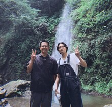 おぎやはぎ矢作と磯村勇斗（右）。(c)テレビ東京